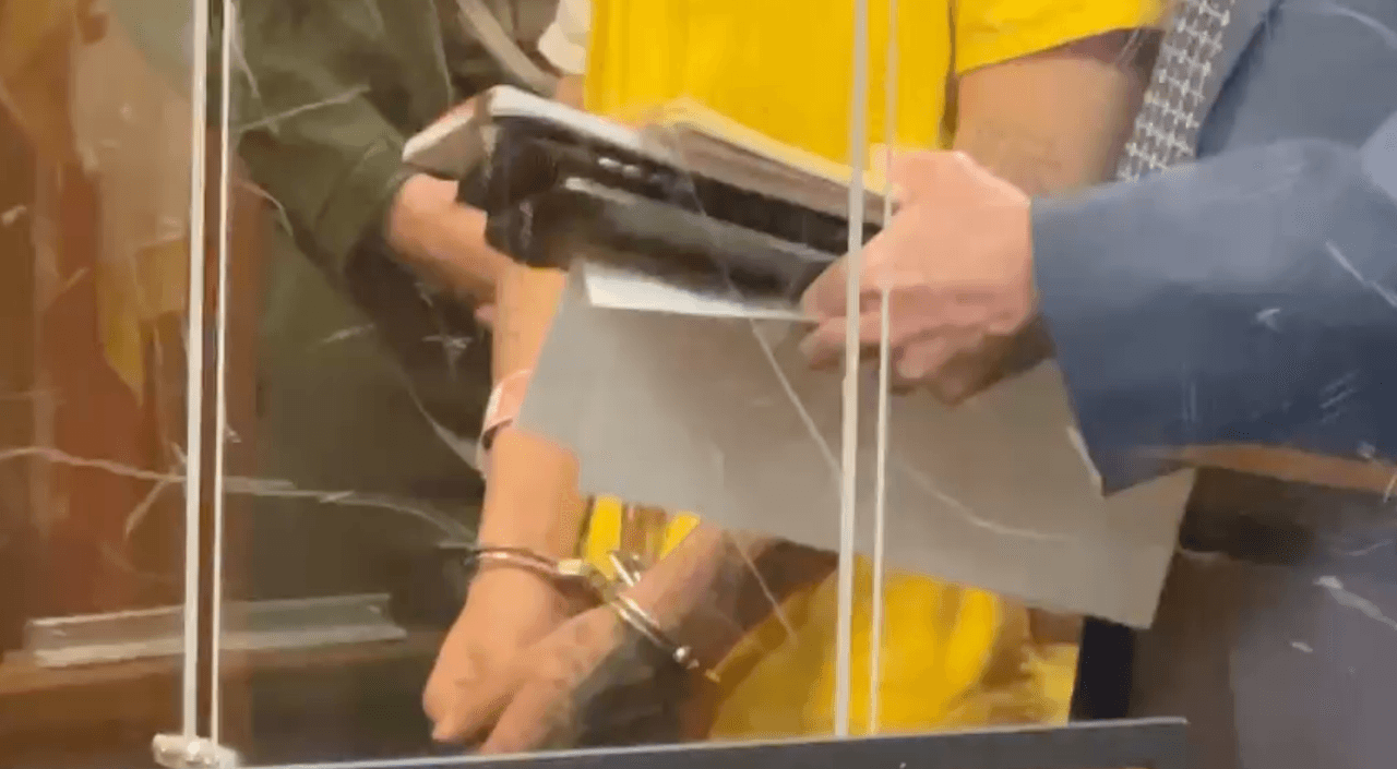 El 2 de febrero a Dixon se le alegaron cargos entre ellos por asesinato en primer grado y posesión de una arma de fuego para un delincuente.
<a href="https://www.univision.com/local/fresno-kftv/nathaniel-dixon-presunto-asesino-gonzalo-carrasco-aparecio-corte-primera-vez">Al día siguiente, el sospechoso se presentó ante la Corte</a> y el juez le negó la fianza. Su próxima audiencia será el próximo 23.