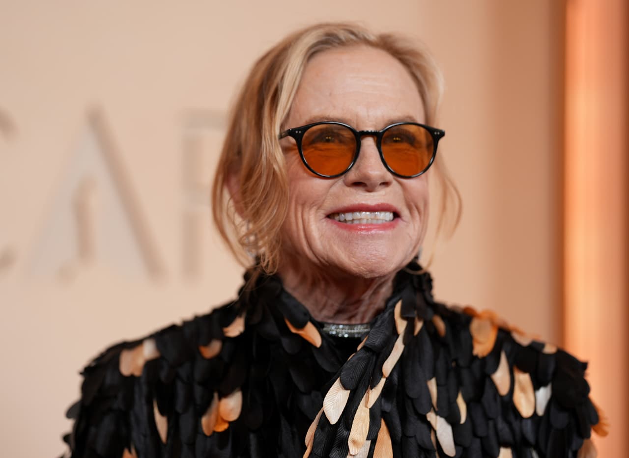 Amy Madigan lució un atuendo multicolor en la alfombra roja.