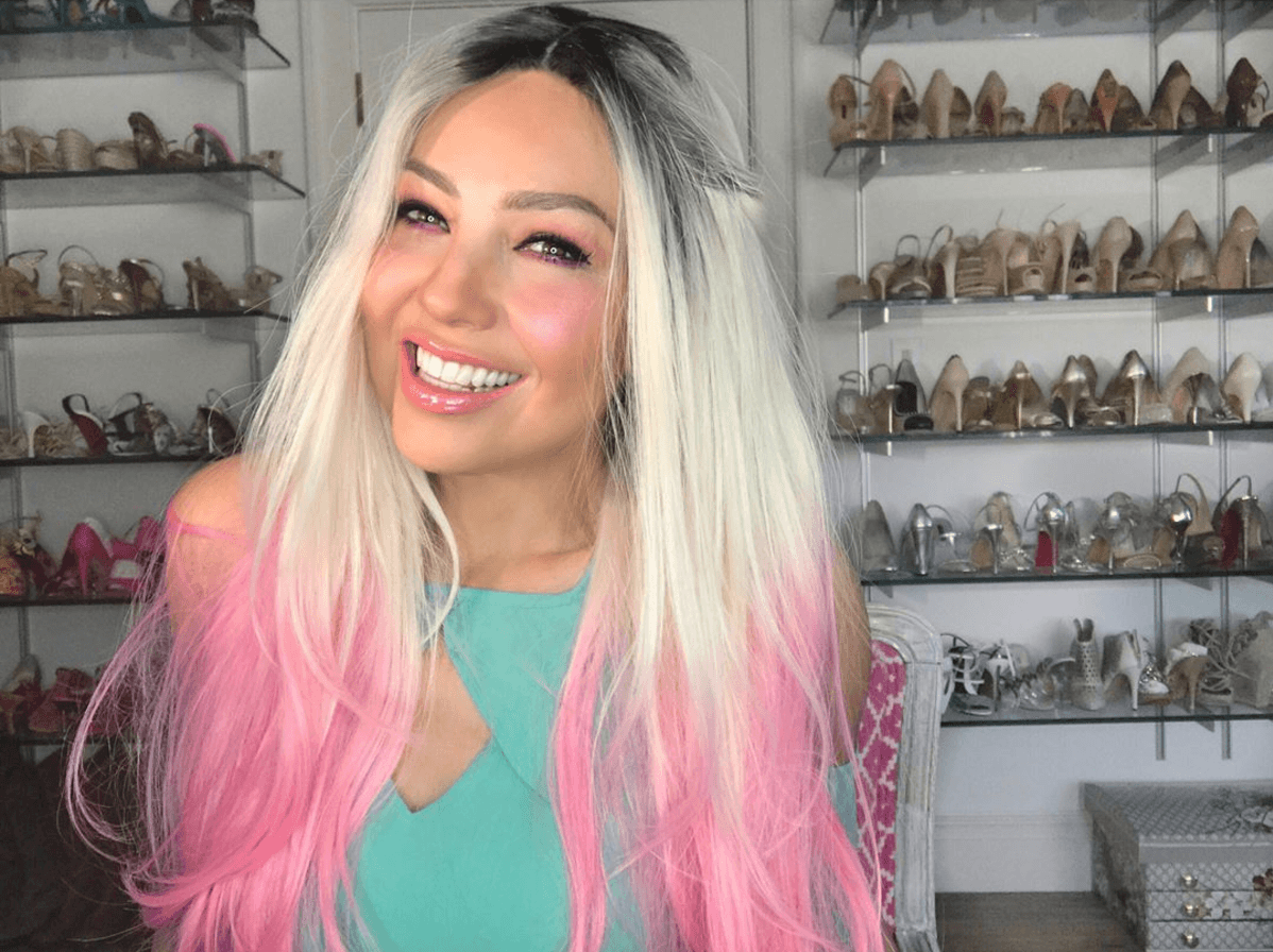En abril, Thalía sorprendió a sus fans luciendo un cabello decolorado con puntas rosadas. Al final, el cambio de look resultó ser una broma del April Fool's Day.