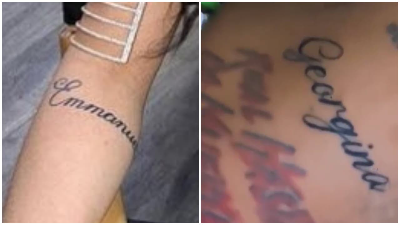 Ambos tatuajes están escritos con la misma tipografía en cursiva.
<br>