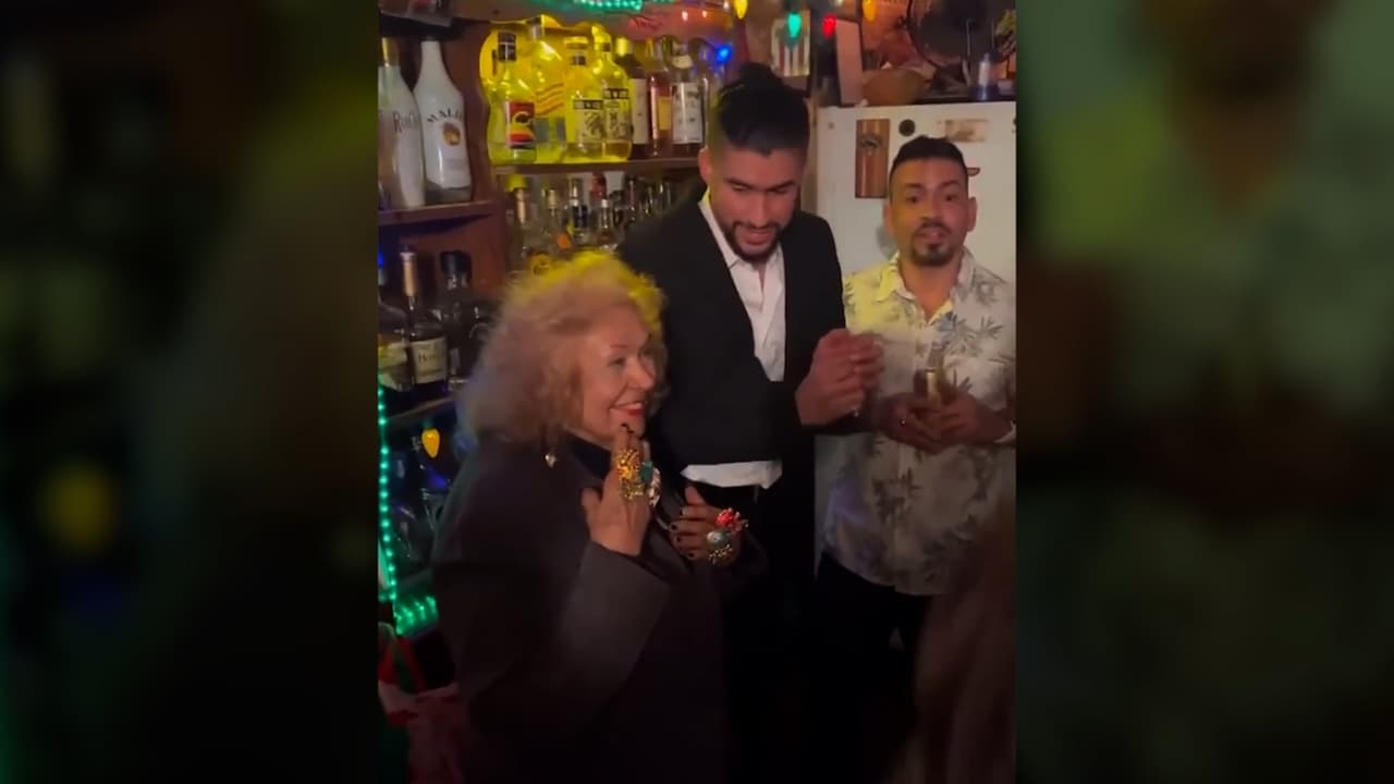 Toñita’s no es sólo un espacio cultural y de convivencia para la comunidad, si no que se ha convertido
<b>en un sitio de llegada para artistas de la <a href="https://www.univision.com/local/dallas-kuvn/bad-bunny-concierto-dallas" target="_blank">talla de Bad Bunny</a></b>, que ha llegado al lugar en varias ocasiones.
<br>