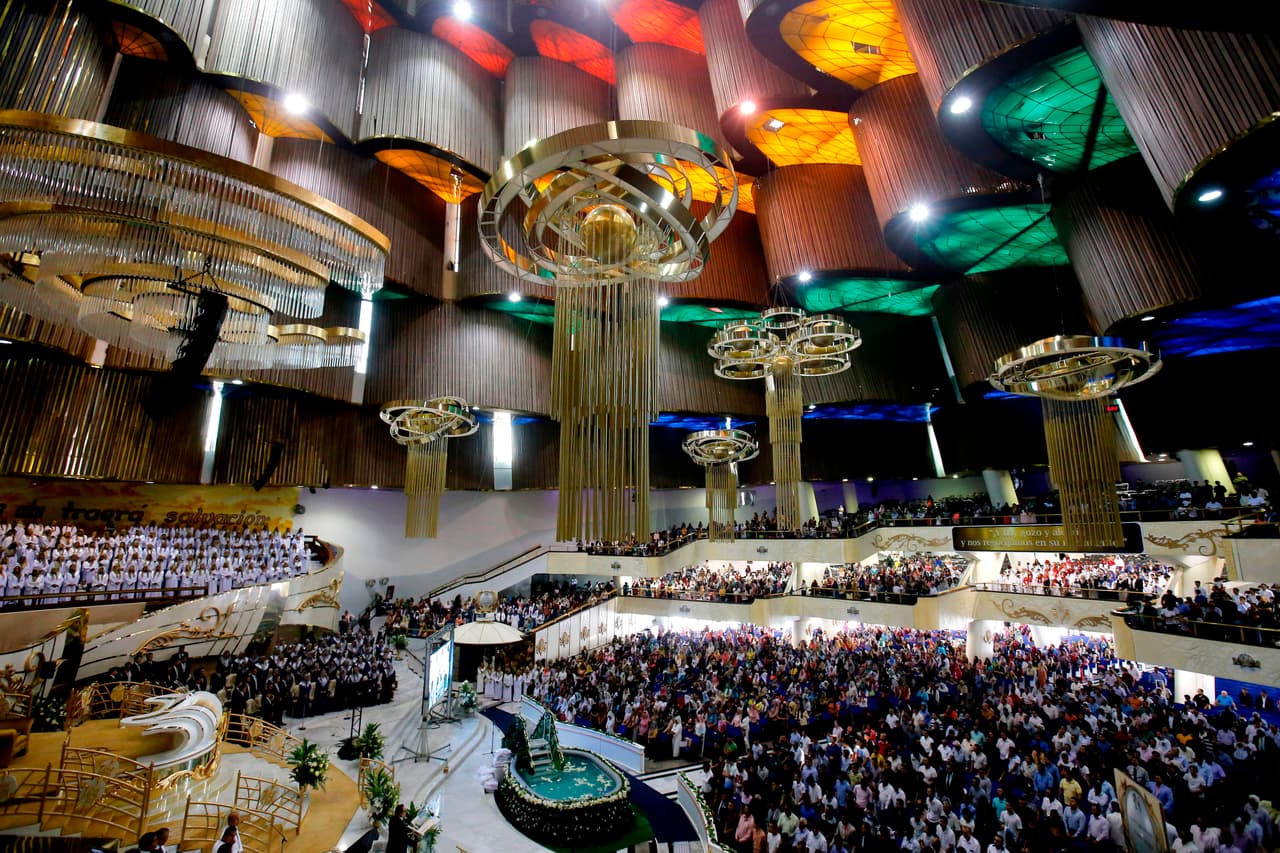 El templo es literalmente una pieza central para miles de fieles que viven en la Hermosa Provincia, una colonia habitada mayormente por miembros de La Luz del Mundo. Es una pequeña ciudad en la que hay escuelas, restaurantes y clínicas médicas.