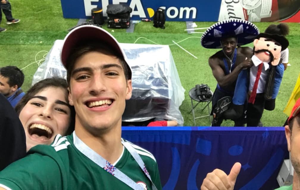 Aficionado mexicano intercambió su sombrero por la playera del campeón