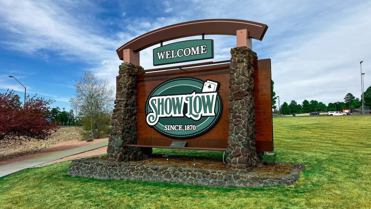 <b>SHOW LOW</b>
<br>Disfruta de música en vivo, chocolate caliente y un espectáculo de fuegos artificiales para recibir el 2024 en el
<b>Deuce of Clubs Drop </b>en la ciudad de Show Low, a partir de las 11 p.m. frente a la la Biblioteca Pública.
<br>Más información:
<a href="https://www.showlowaz.gov/Calendar.aspx?EID=5958&month=12&year=2023&day=31&calType=0" target="_blank">showlowaz.gov</a>