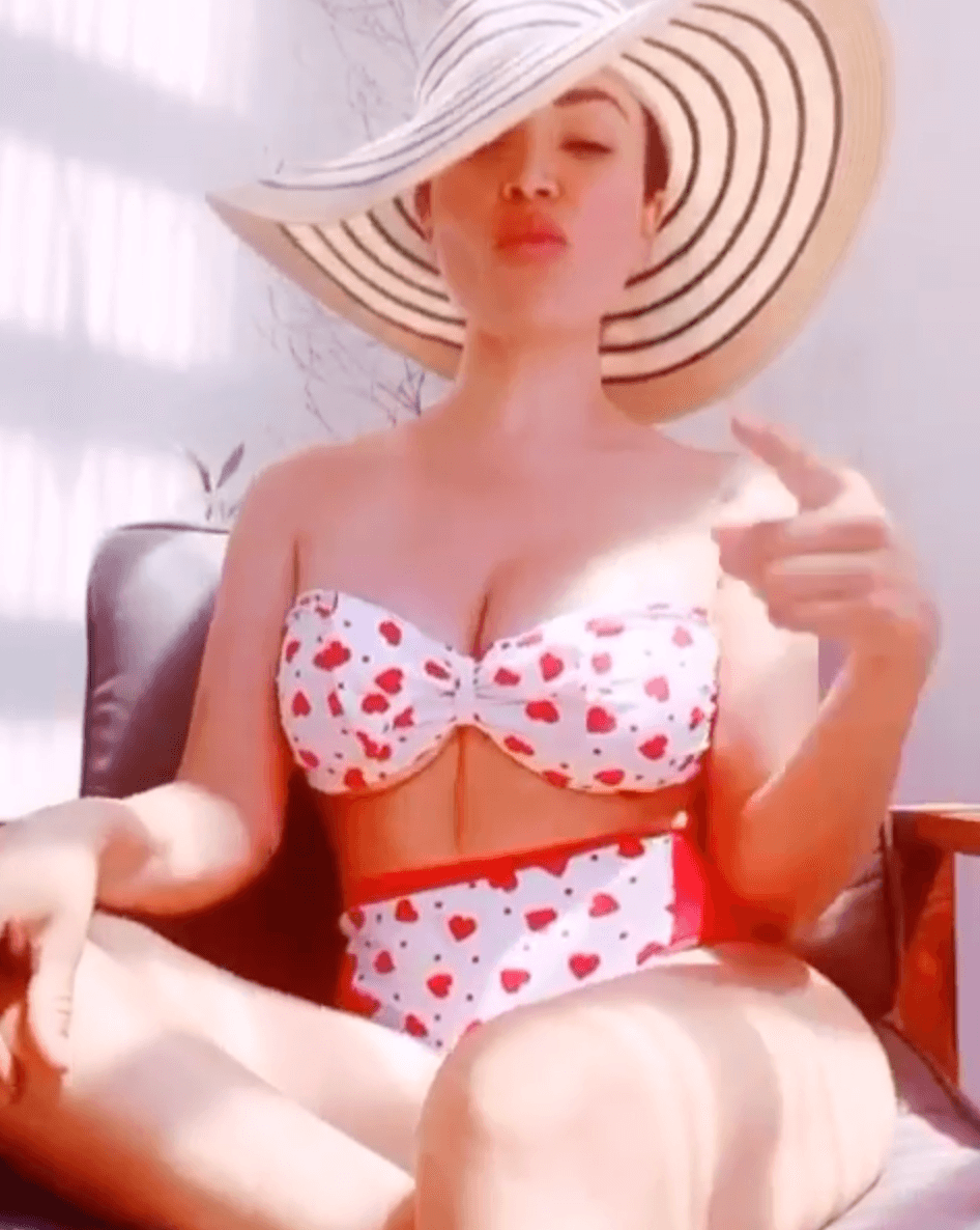 Tambi茅n sali贸 a tomar el sol, para broncearse un poco.