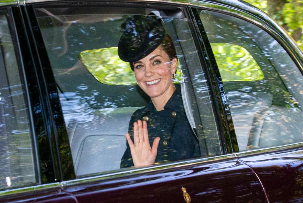 Por su parte, Kate Middleton llamó la atención por su carisma y su atuendo.