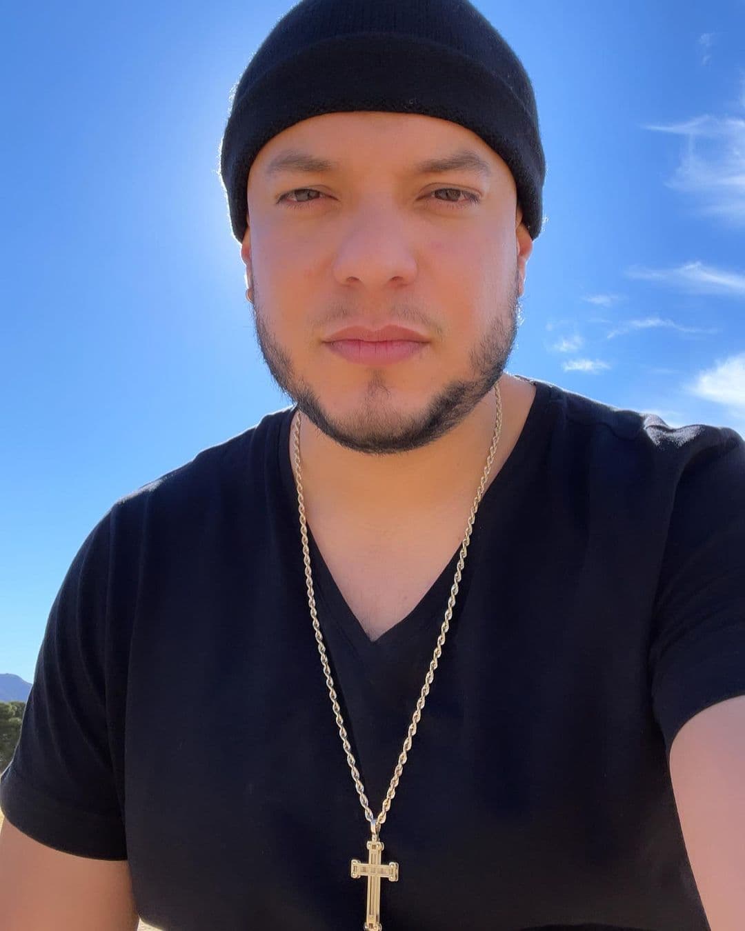 Primero, desmintió que alguna vez le haya pegado a Chiquis o a cualquier otra mujer.