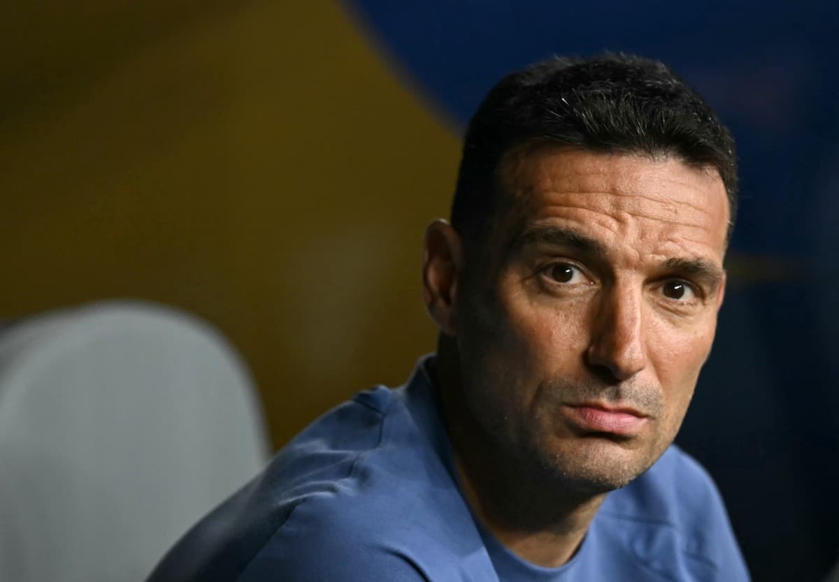 El director técnico de Argentina, Lionel Scaloni, mira atento el arranque del juego.