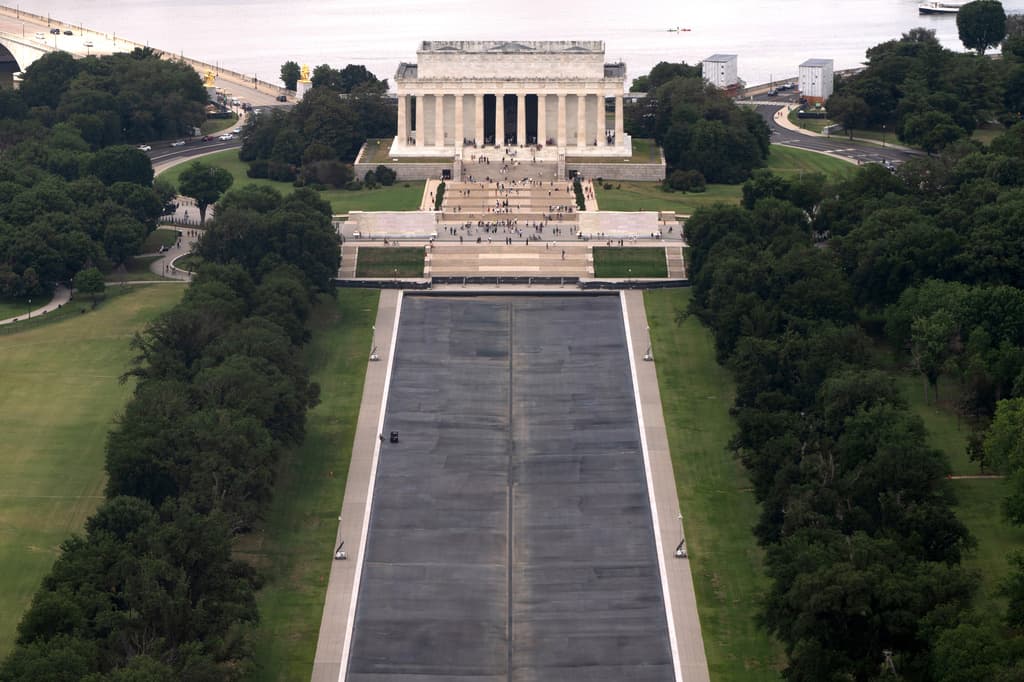 El Departamento de Justicia retira los cargos penales contra un exatleta olímpico acusado de dañar la piscina reflectante en Washington DC