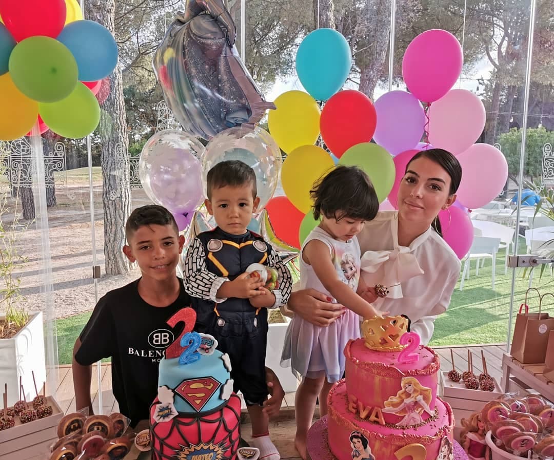 Cristiano Ronaldo Jr. no faltó a la celebración de sus hermanitos.