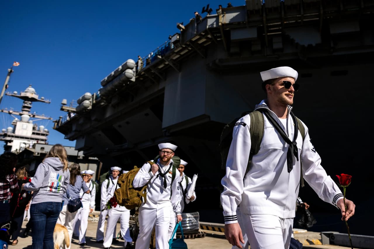 El buque de guerra estadounidense más avanzado y dos destructores que lo acompañan atracaron en la base naval de Norfolk con unos 5.000 marineros a la espera de ver a sus familias por primera vez desde junio
<br>