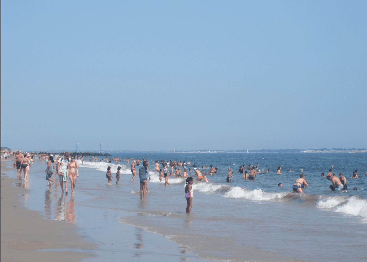 <b>Brighton Beach- Brooklyn</b>
<br>1120 Brighton Beach Ave
<br>(718) 934 00 67
<br>
<a href="https://www.google.com/maps/dir/Brighton+Beach,+Brooklyn,+NY/@40.5789796,-73.9697565,15z/data=!4m9!4m8!1m0!1m5!1m1!1s0x89c244421f0faaf1:0xaddcf4a47c4334fc!2m2!1d-73.9596565!2d40.5780706!3e0">Cómo llegar</a>
<br>Para una playa con marea tranquila para nadar o hacer kayak de forma tranquila, Brighton Beach es una de las mejores. En su paseo marítimo, algunos músicos entretienen al público, mientras que en sus calles cercanas hay muchos restaurantes rusos,
<b>pues está ubicada en "Little Odessa"</b>, importante comunidad de inmigrantes rusos y ucranianos.
<br>
<br>Un bono: esta playa tiene excelente acceso desde diferentes partes de Brooklyn y Manhattan con los trenes Q y B.
<br>