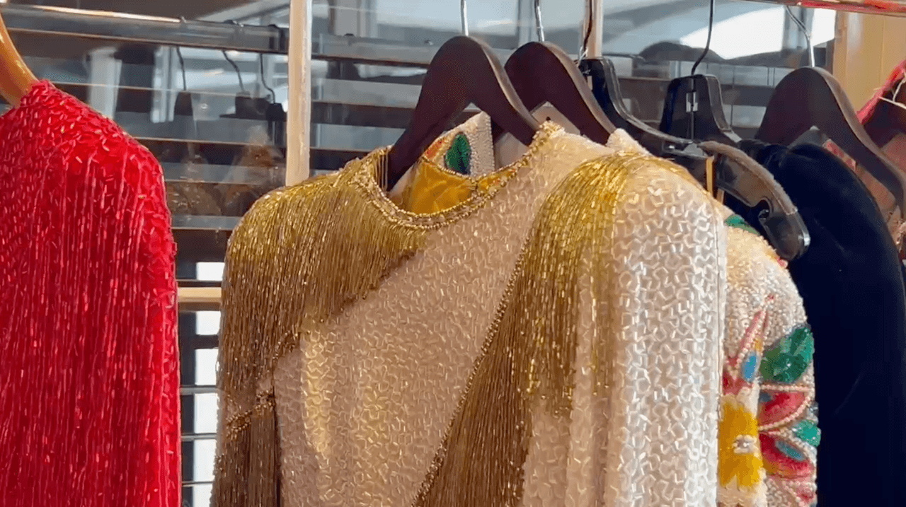 En la subasta también habrá objetos icónicos de Vikki Carr, quien ahora tiene 83 años. Hay vestidos, discos, un piano y hasta nominaciones del Grammy.