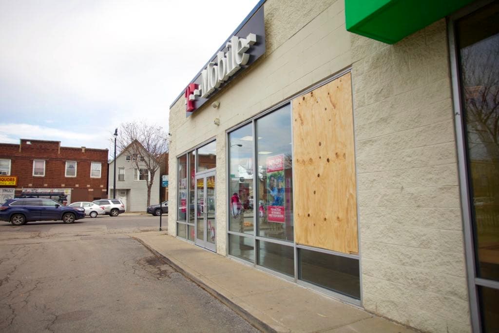 Tienda de celulares T-Mobile que fueron robadas el viernes 22 de noviembre.