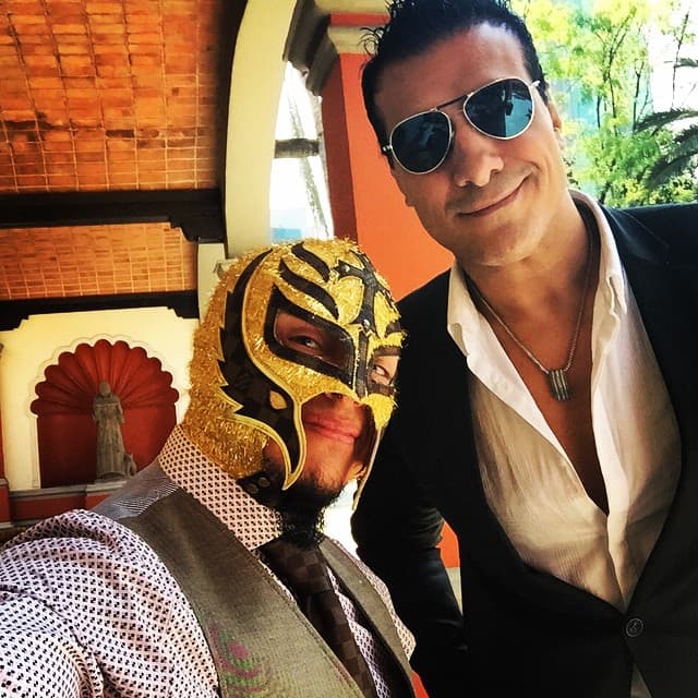 Alberto del Rio, presidente de Combate Américas y también exluchador de WWE, con Rey Mysterio en un encuentro en 2017.