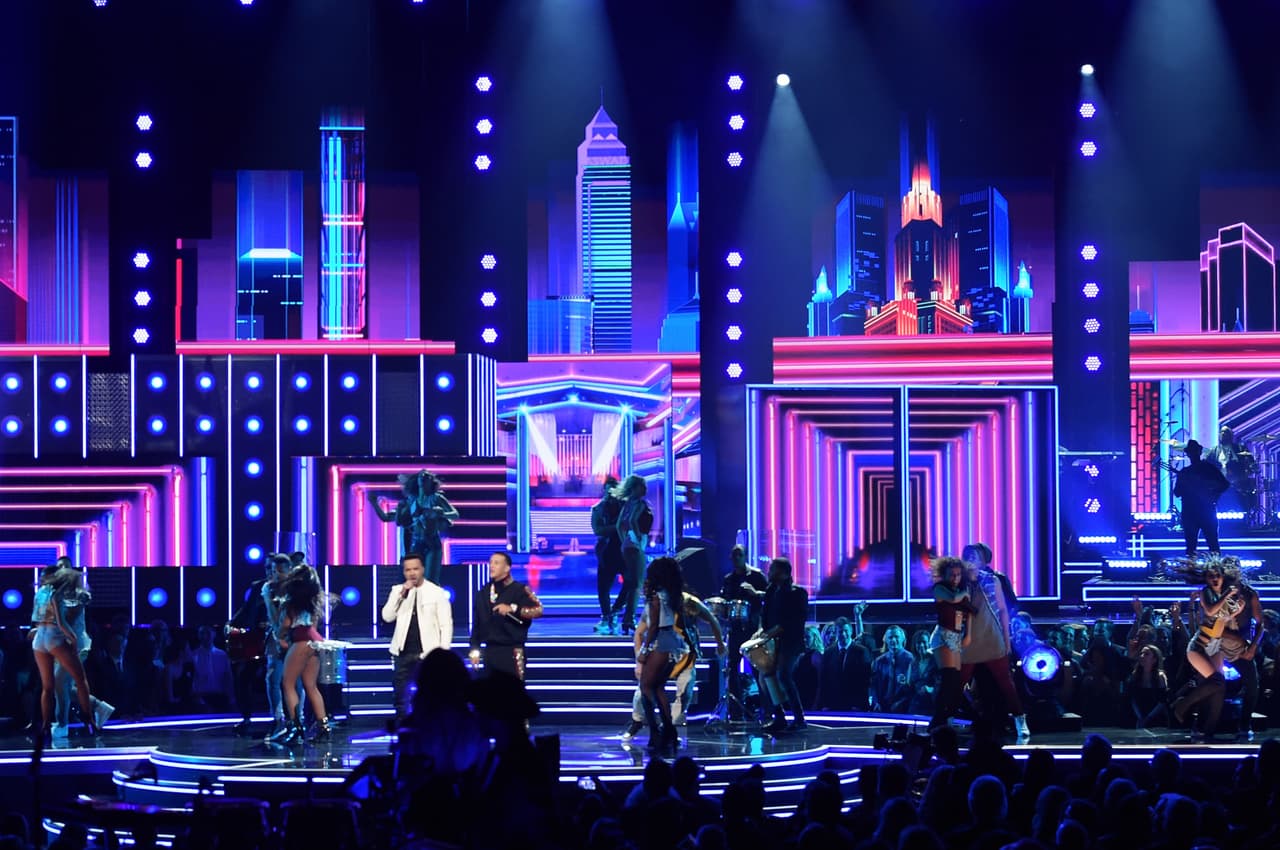 Muy poco les ayudó la escenografía, donde al menos en la transmisión televisada no se destacó con fuerza algún símbolo alusivo a Puerto Rico, la isla de la cual 'Despacito' se ha convertido en carta de presentación a nivel mundial.