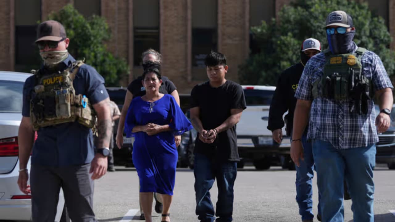 Algunos inmigrantes están siendo detenidos por agentes de ICE tras presentarse a audiencias programadas en tribunales de inmigración, según expertos legales.