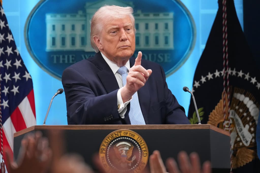 Donald Trump dice que sondeos muestran que es "seis veces más popular" que Lincoln o Washington
