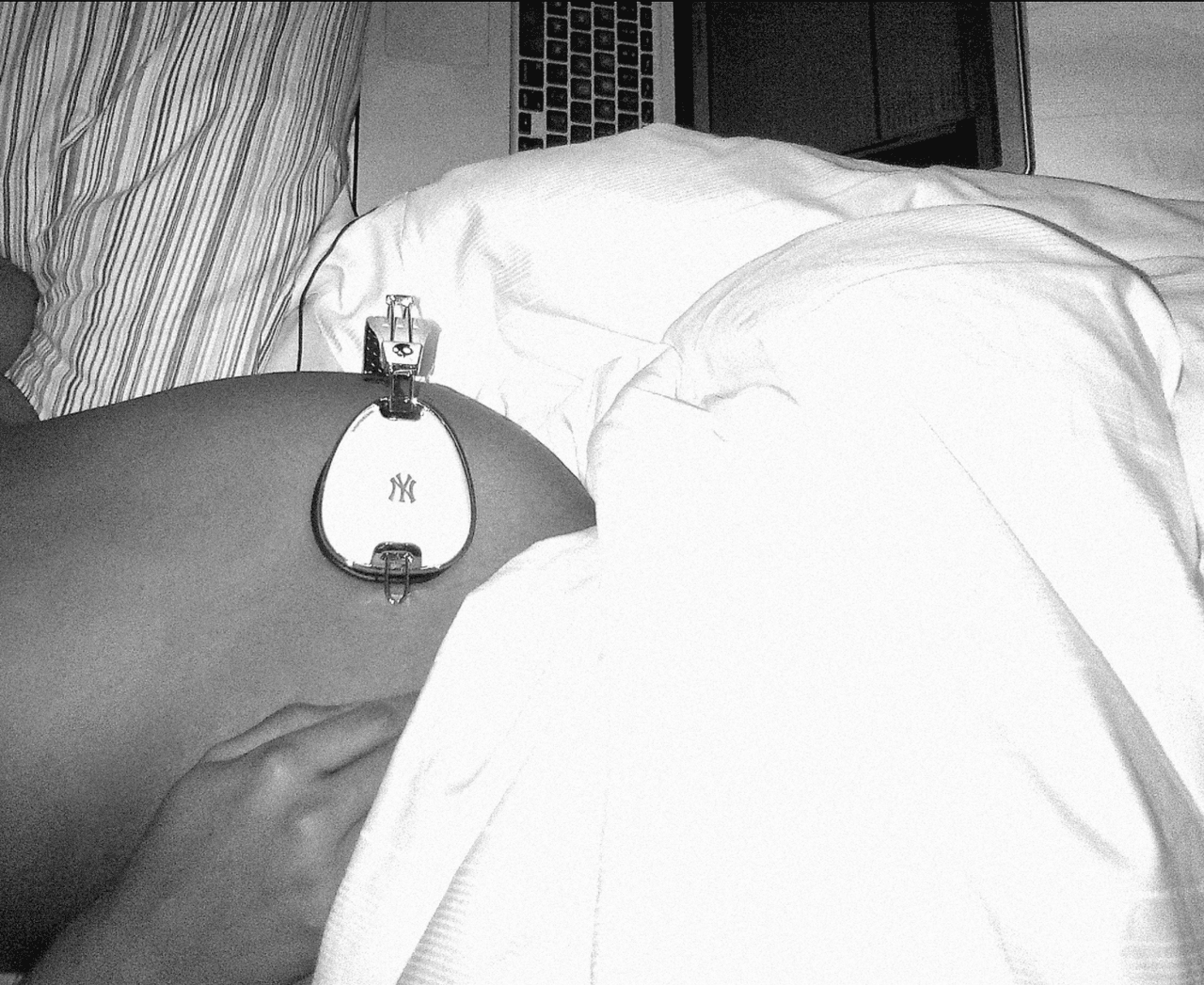 Los gemelos escuchan música que están en la panza de su mamá.