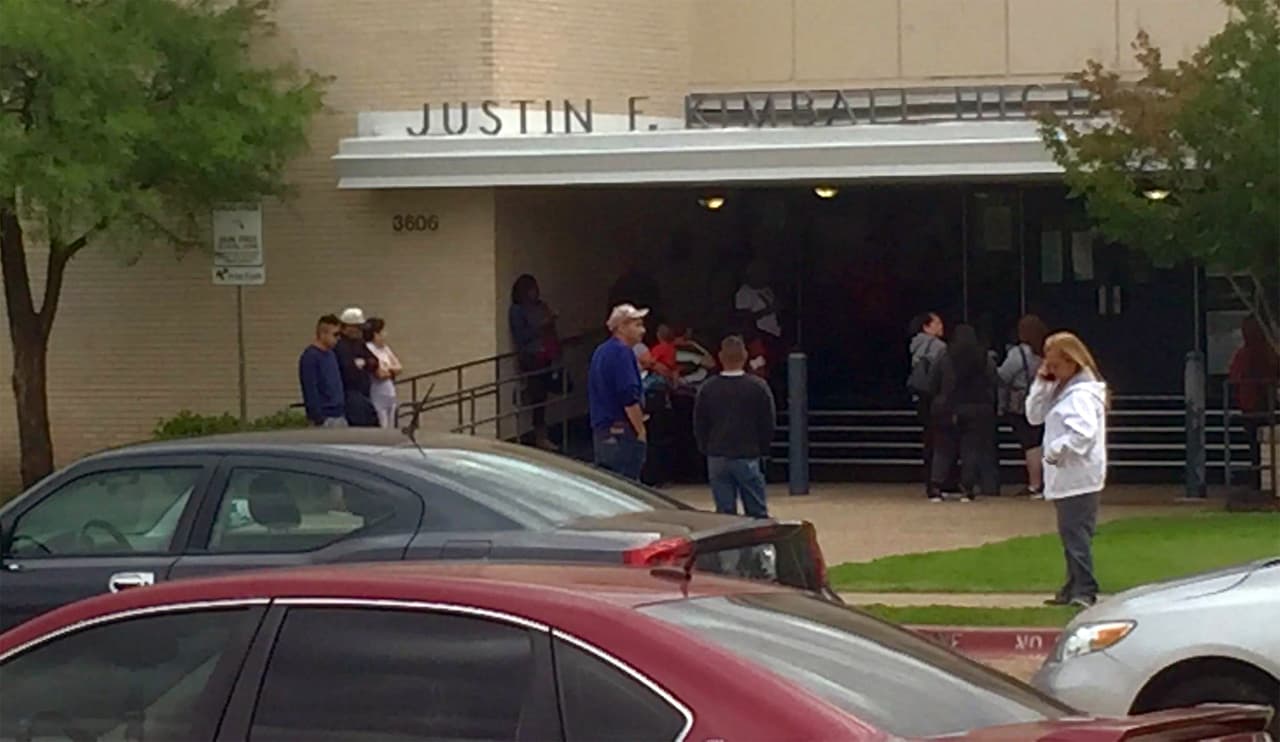 Padres acuden a recoger a sus hijos tras el incidente en que un alumno disparó un arma