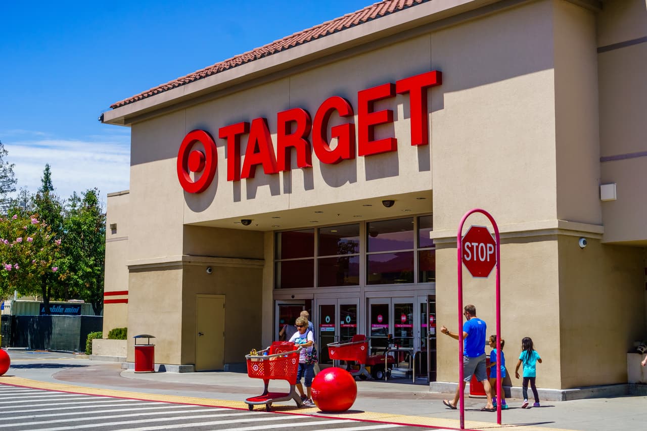 <b>Target</b>.
<br>
<br>En julio de 2020 esta compañía aumentó su salario mínimo en Estados Unidos a 15 dólares por hora. La empresa se había fijado la meta en 2017 de aumentar este monto, que estaba en 11 dólares por hora.
<br>