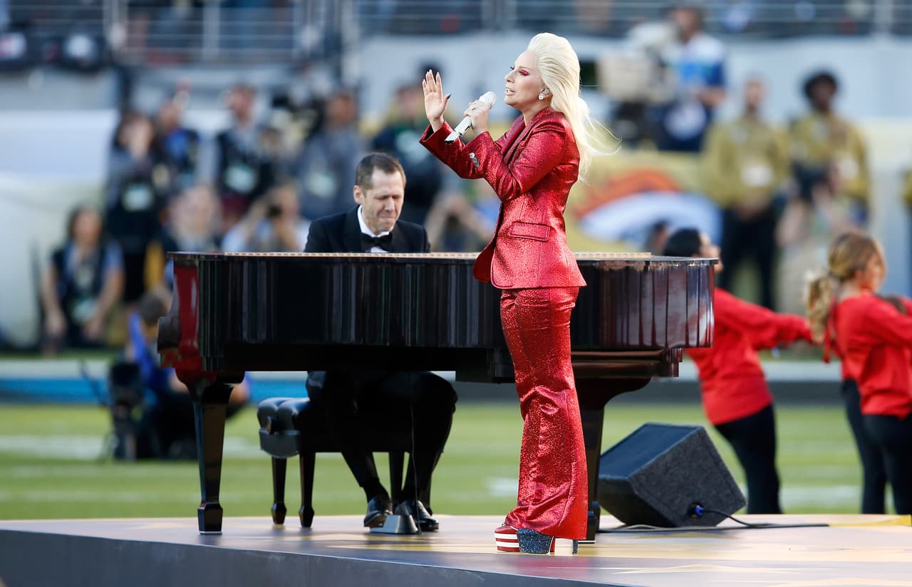 En un brillantes suit rojo cantó Lady Gaga el Himno en el Super Bowl