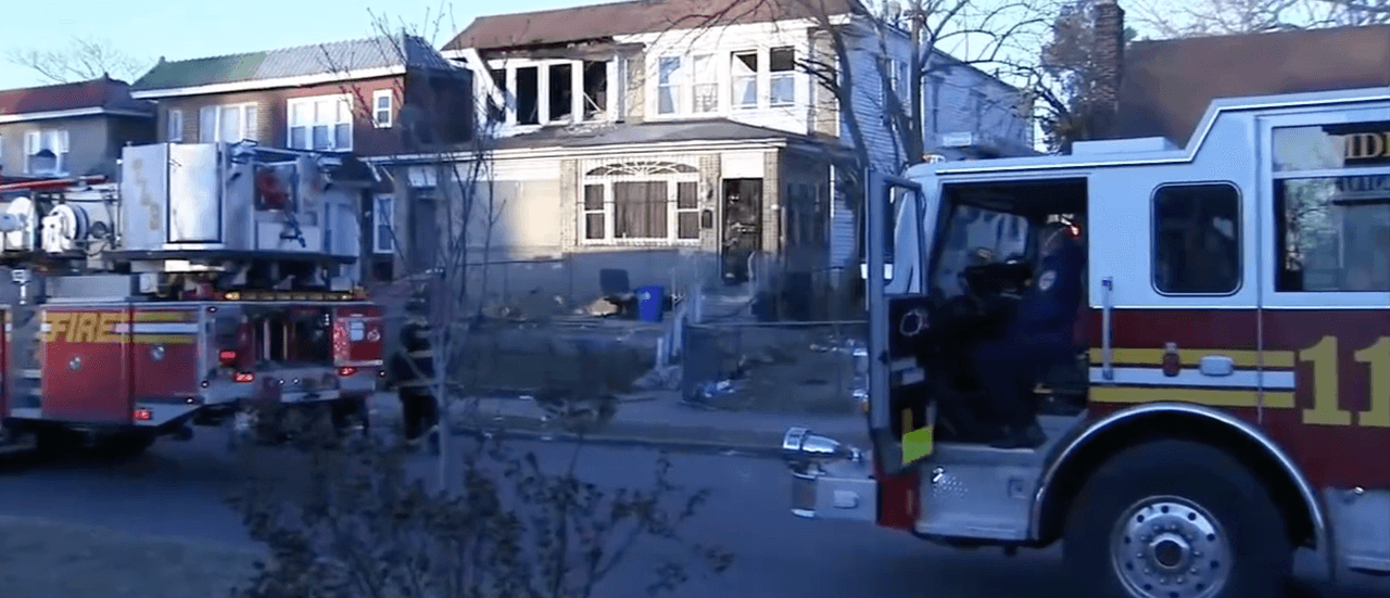 Se veía fuego desde la casa duplex de la familia cuando los equipos llegaron al lugar.