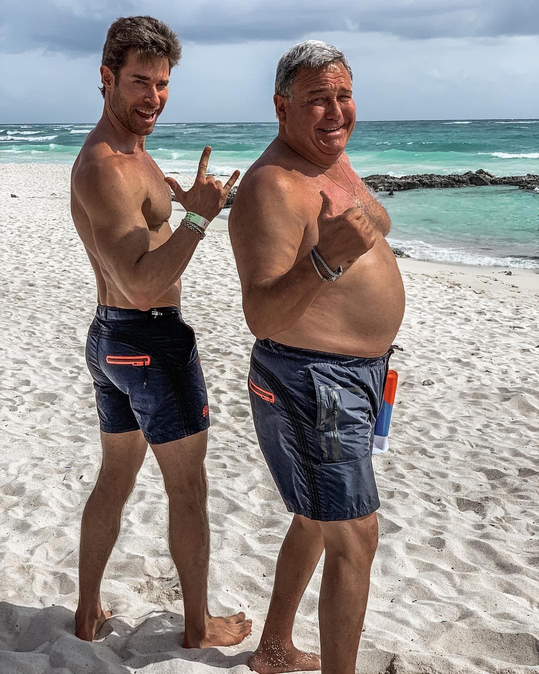 Como esta foto, tomada por Angelique Boyer, en la que Sebastián Rulli escribió un emotivo mensaje dirigido a su padre y etiquetó a la actriz.