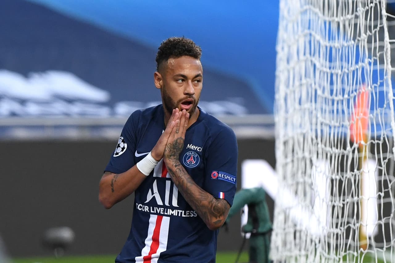 El primer gol de Neymar caía al 7’, pero el tanto fue anulado por cometer mano dentro del área.