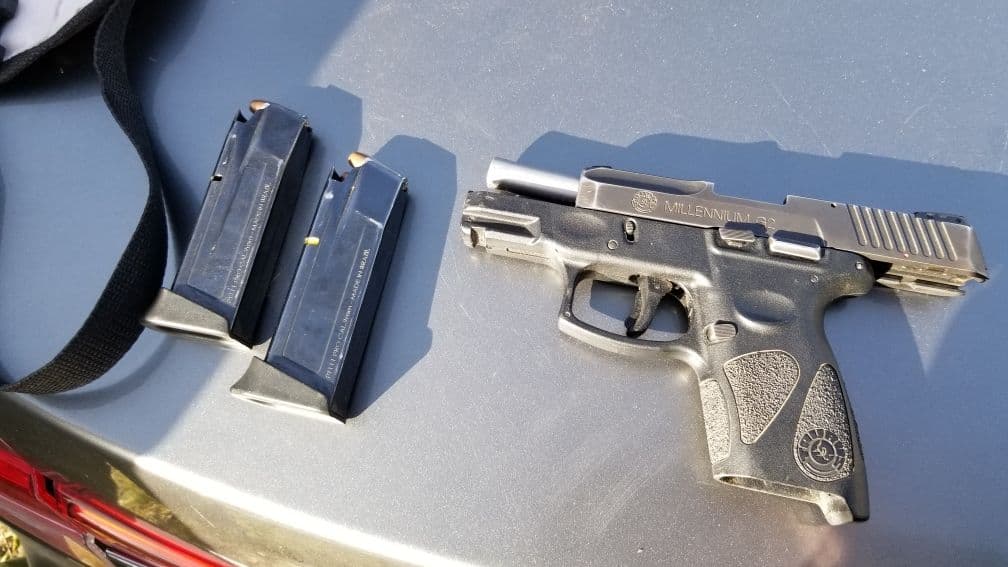 Las autoridades migratorias proporcionaron la foto del arma incautada que era propiedad el traficante, un ciudadano estadounidense.