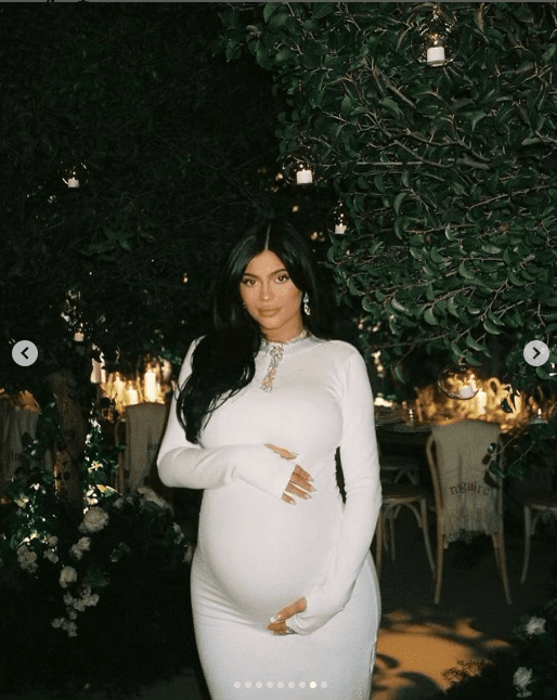 Fiel a su alto sentido de la moda, Kylie optó por lucir su ‘baby bump’ en todo su esplendor con un vestido blanco ceñido de manga larga.