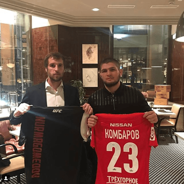 Es bien sabido que Khabib es fanático del fútbol y allí también ha cosechado amistades como la de
<b>Dmitry Kombárov, </b>jugador del Spartak Moscú y la selección de Rusia.