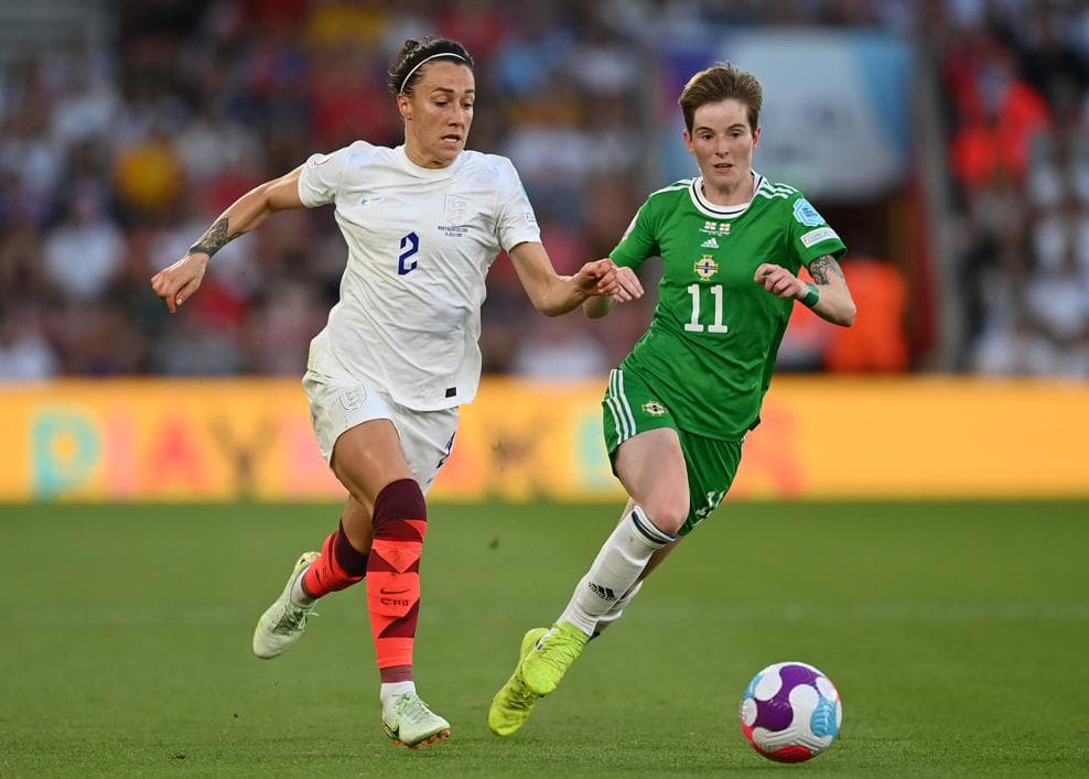 La Selección de Inglaterra no tuvo problemas para vencer por goleada a Irlanda del Norte que se mantiene sin puntos en el torneo.