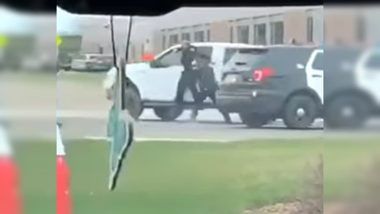 Un hombre arrastra a un policía con su carro y acaba golpeándole en la cabeza con un martillo