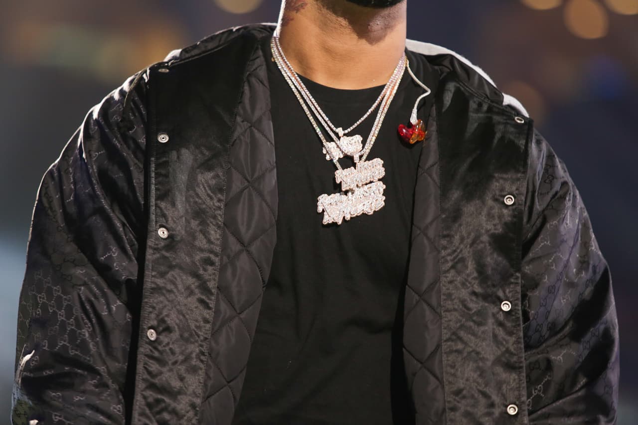 Anuel llegó con todo el bling bling que lo caracteriza, de su cuello colgaba una cadena de diamantes con la leyenda "Real hasta la muerte".