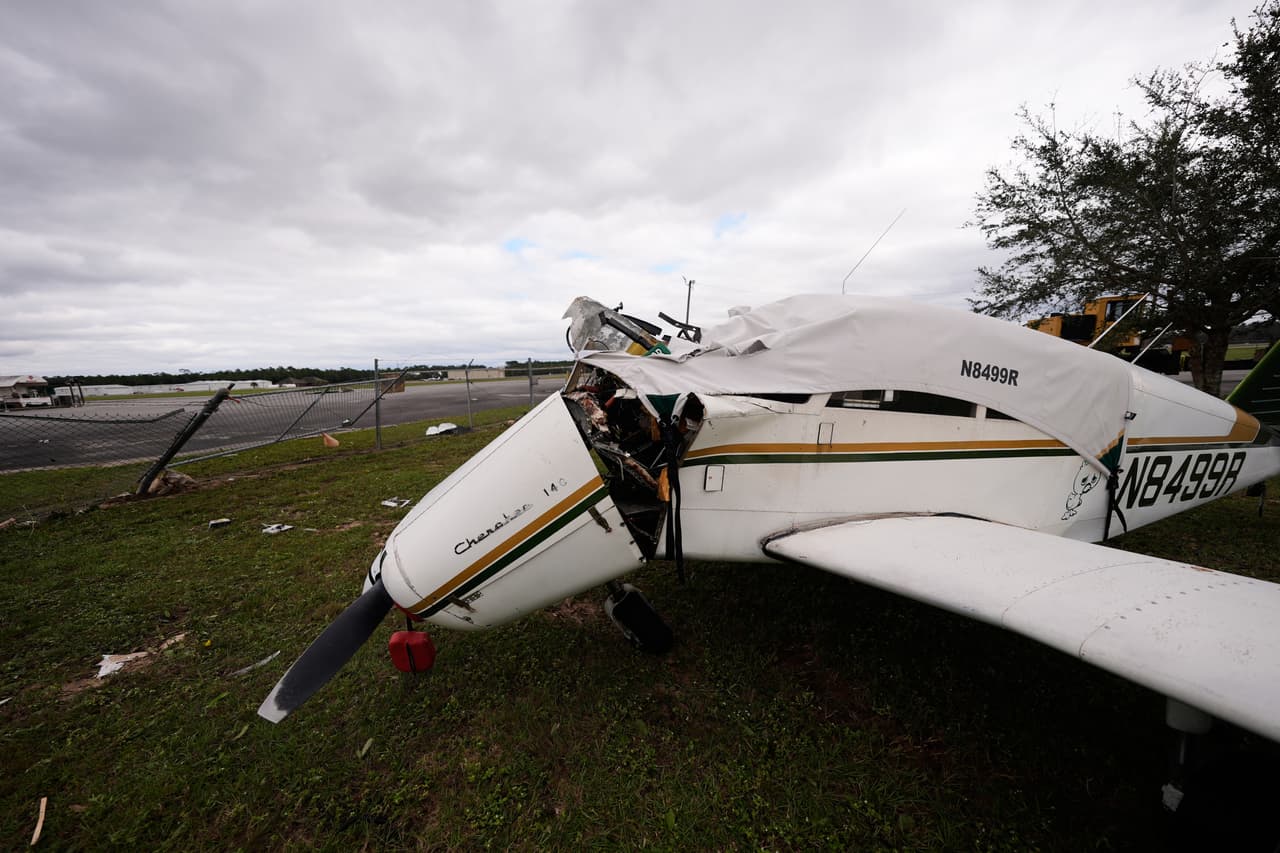 Se observa un avión dañado en el aeropuerto Peter Prince Field tras el paso del huracán Isaias en Milton, Florida, el sábado 10 de octubre de 2026.