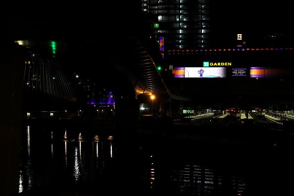 En Boston, el TD Garden también se iluminó con los colores púrura y dorado en memoria por todas las víctimas del trágico accidente que cobró la vida de nueve personas.