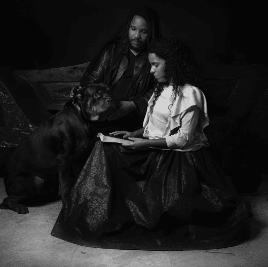 Stephen Marley, hijo del legendario Bob Marley, colaboró en dicho álbum.