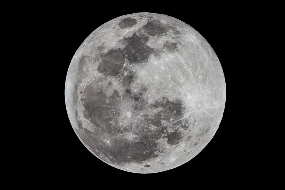 <b>Luna llena o plenilunio</b>
<br>La Luna en plenilunio está en oposición con el Sol, a 180 grados de diferencia. Puede decirse que la Luna actúa como el espejo del Sol y debido a esta influencia no se recomiendan cirugías que pueden realizarse en otro momento debido a que hay mayor tendencia a hemorragias o sangrados. No es el tiempo indicado para extraerse una pieza dentaria o entrar al quirófano a menos que sea necesario.
