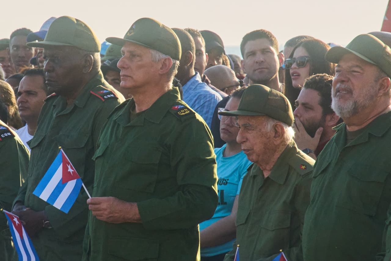 El presidente de Cuba, Miguel Díaz-Canel, segundo desde la izquierda, y el nieto de Raúl Castro, Raúl Guillermo Rodríguez Castro, en el centro, participan en una manifestación en apoyo al expresidente Raúl Castro frente a la embajada de Estados Unidos en La Habana, Cuba, el viernes 22 de mayo de 2026. (AP Foto/Ramón Espinosa)
