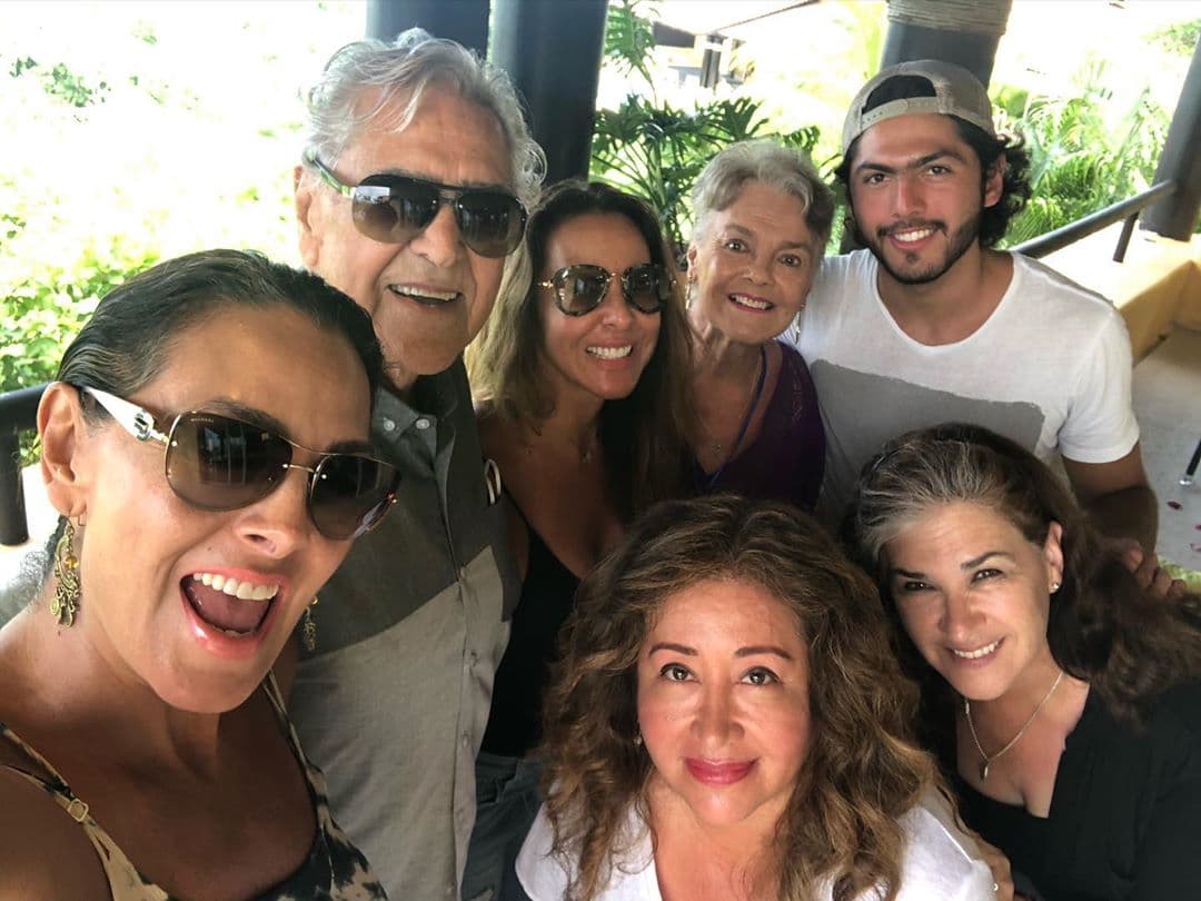 El actor explicó que no se veían desde la Navidad de 2019, fecha para la cual se trasladaron a Los Ángeles. De acuerdo con los planes, estas fiestas decembrinas la familia la pasaría en México "pero ahora lo estamos pensando", dijo y detalló que tienen miedo "por cómo están las cosas".