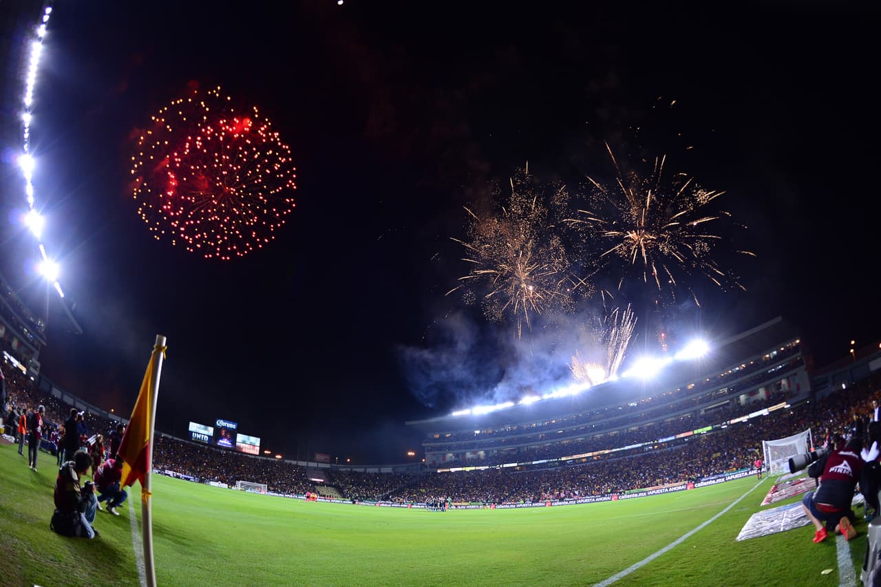 Espectacular recibimiento en el Estadio Morelos, con fuegos artificiales para la semifinal entre Monarcas y América.