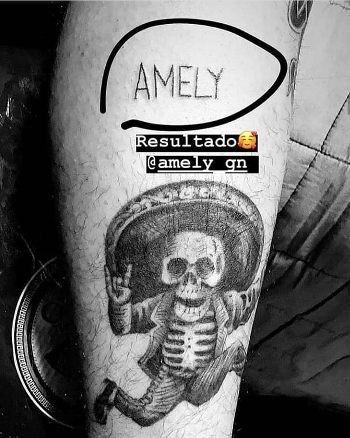 También se sabe que el cantante dejó que Amely le tatuara su nombre en la pantorrilla derecha.