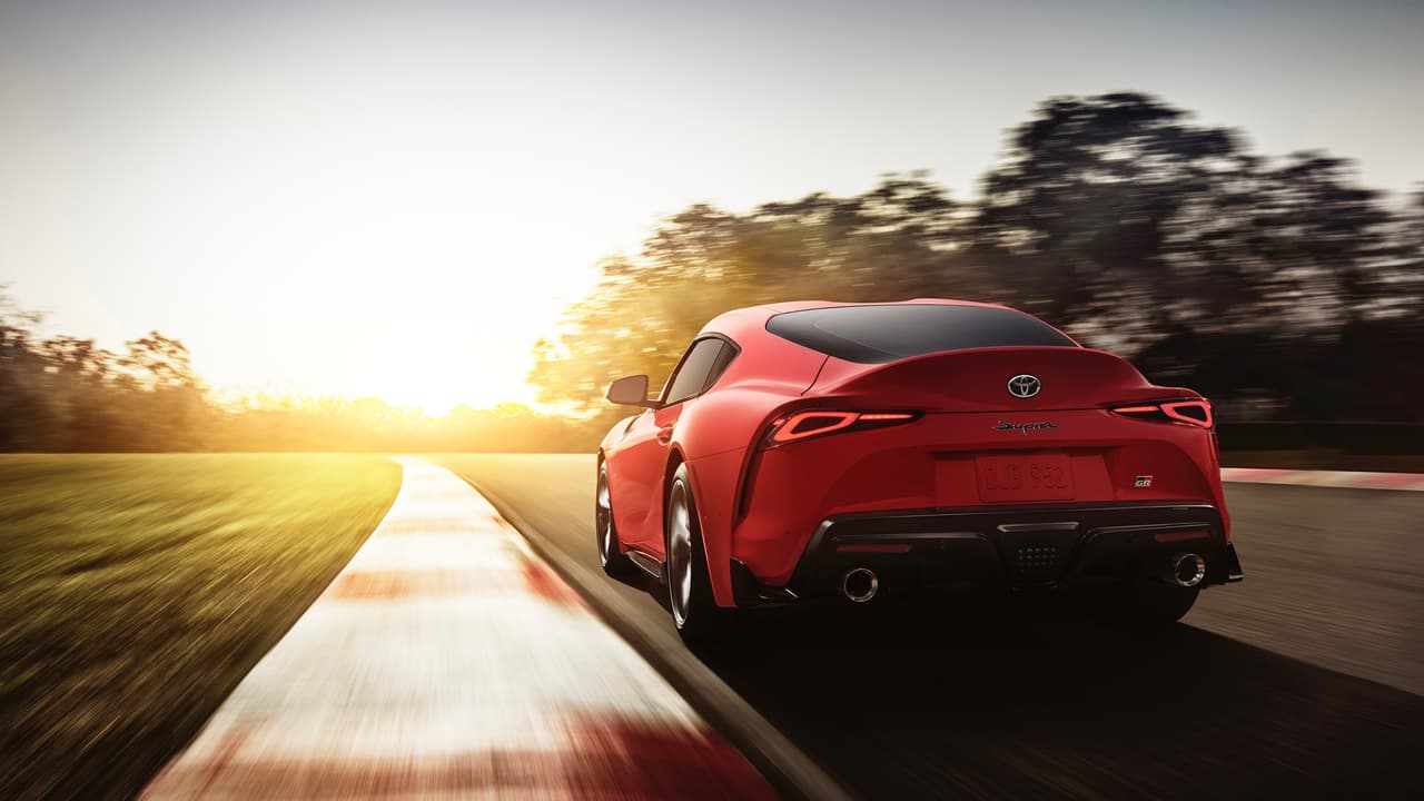Las coincidencias del Toyota Supra 2020 con BMW van más allá del motor. De hecho, el nuevo Supra es un hermano mecánico del nuevo
<b><a href="https://www.univision.com/noticias/convertibles/la-larga-espera-termino-este-es-el-bmw-z4-2020-fotos" target="_blank"> BMW Z4 2020</a></b>. Ambos autos serán construidos por Magna Steyr en la ciudad austriaca de Graz. Por cierto, el mismo lugar y la misma compañía que construye el
<b><a href="https://www.univision.com/noticias/mercedes-benz/la-nueva-mercedes-benz-clase-g-es-innecesariamente-prodigiosa" target="_blank">Mercedes-Benz Clase-G</a></b> desde la llegada de su primera generación en 1979.