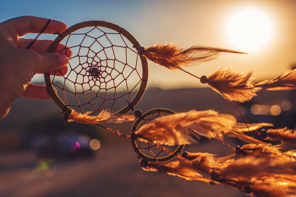 Los atrapasueños, también conocidos como cazador de sueños, es un elemento poderoso de la cultura chamánica, tiene su origen en el pueblo Ojibwa, comunidad nativa de América del Norte. Aquí te decimos qué significa, para qué sirve y cómo usarlo de manera eficaz.