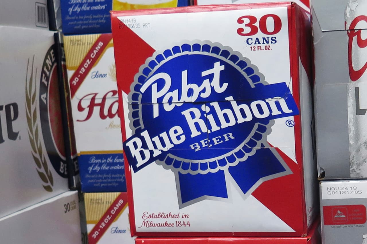 Pabst Blue Ribbon ofrece recompensa de 20,000 dólares por sus cargamentos de cerveza robados