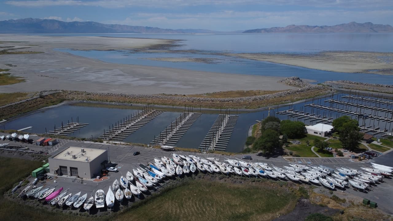En uno de los puertos deportivos del Gran Lago Salado decidieron
<b>sacar todos los botes del agua</b>, o al menos de lo que queda.