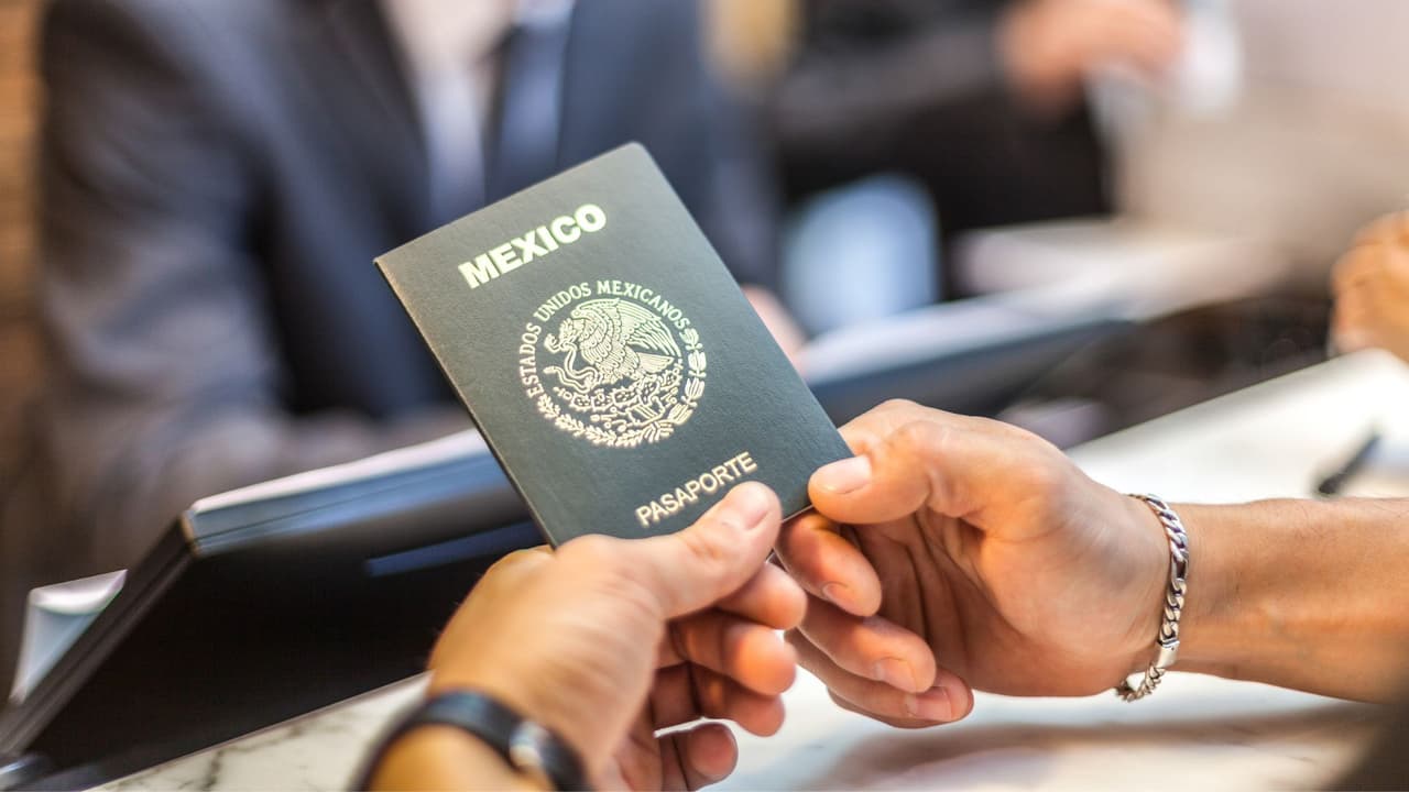 <h3 class="cms-H3-H3">Consejos antes de acudir al Consulado Sobre Ruedas </h3>👉🏻 Revise su cita la noche anterior.
<br>👉🏻 Lleve documentos originales.
<br>👉🏻 Verifique que su nombre esté escrito igual en sus documentos.
<br>👉🏻 Revise que su comprobante de domicilio tenga dirección completa.
<br>👉🏻 Llegue con tiempo.
<br>👉🏻 Lleve agua y el teléfono cargado.
<br>👉🏻 No deje el trámite para el último día.
<br>👉🏻 No pague a intermediarios por una cita.
<br>También
<b>conviene hacer una lista breve antes de salir. </b>
<br>💡Por ejemplo:
<b>cita, acta, identificación, comprobante, pago y teléfono. </b>
<br>Parece básico, pero en trámites consulares
<b>lo básico salva el día.</b>