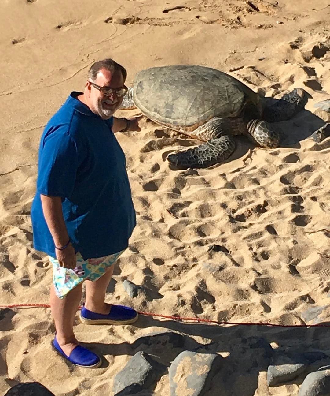 "Mi esposa toma el sol y mi hija me acompaña, y estamos en el agua unas cuatro horas sin salir. Puedes nadar allí con las tortugas. Es bonito".
<br>
