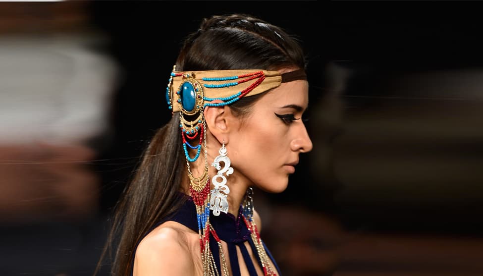 Trenza al centro: Este look es muy sencillo y es ideal para las que no quieren llevar el pelo completamente recogido. Haz dos rayas casi en el centro de la cabeza ligeramente separadas entre sí. Con ese mechón de pelo que queda en el centro (entre las 2 rayas) haz una trenza. Puede ser de cualquier estilo, francesa, la simple o de dos cabos.